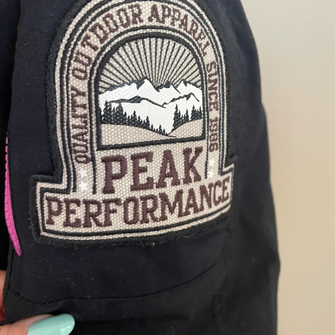 Svart vinterjacka med fuskpäls från Peak Performance - 3