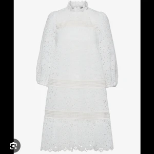 IVY OAK klänning - Säljer denna så fina klänning från IVY OAK. Perfekt till studenten eller sommaren. Köpt begagnad men säljer då jag valt en annan klänning till min student. Använd en gång av den förra ägaren vilket inte syns då den inte har några defekter. Nypris är mellan 1500-2500kr, den finns inte längre kvar på deras egen hemsida. Storlek S