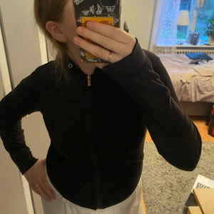 Svart zip hoodie  - Säljer en svart velour zip hoodie ifrån Gina Tricot i storlek M. Säljes då den inte används längre. 95% polyester och 5 % elestan. 