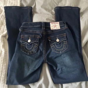 Mörkblå bootcut jeans från True Religion - Säljer mina True religion jeans i modellen becca 25/30 ,då de inte kommer till användning💘 Köpta för 1 299 ,därav pris(kan diskuteras såklart)  använda ca 2 gånger så i princip som nya. Uppsydda.  bootcut, innerbenslängden:74cm. 