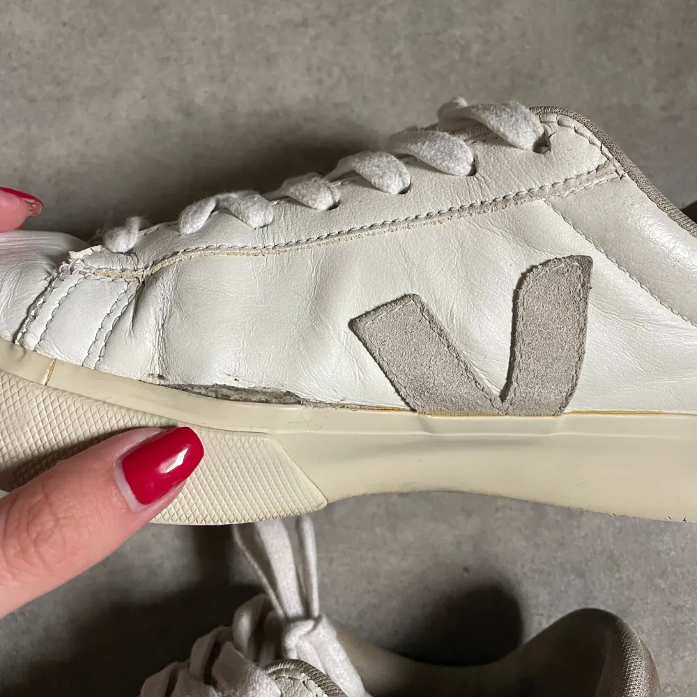 Säljer ett par vita sneakers från Veja.                     Ok skick!. Kengät.