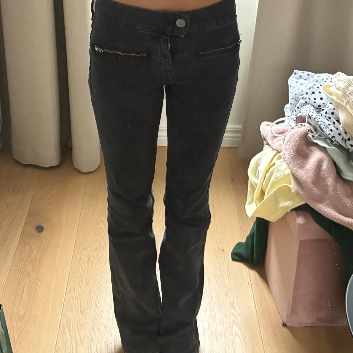 Svarta bootcut jeans med dragkedjedetaljer