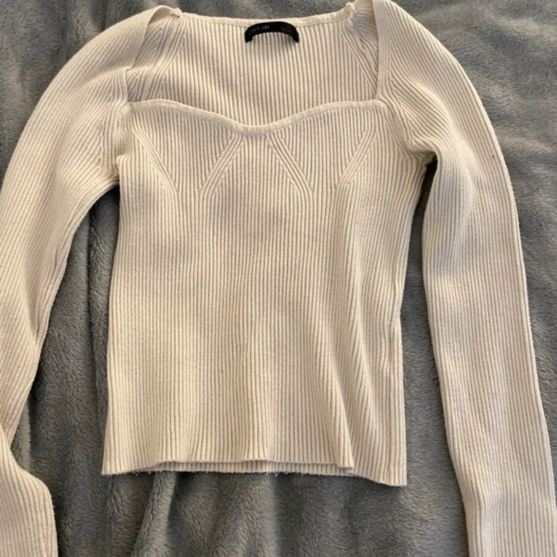 Vit ribbad långärmad topp
