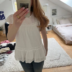 Vit blus från Ginatricot  - Söt blus perfekt till sommaren, andvänd fåtal gånger. Storlek 158-164.