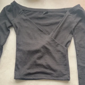 Svart topp med vringning - En söt svart topp med v ringning som inte är använd !🥰😊skulle säga att storleken är 34/36🤗