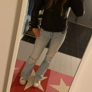 Ljusblå bootcut jeans Gina Tricot - Jeansen har tre super små svarta prickar (kolla bilderna) som absolut inte märks av över huvudtaget! Superfina ljusblå jeans med hål