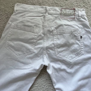 Dondup George vita jeans - Sjukt snygga Dondup George vita jeans! Perfekta att ha nu till sommaren! Jeansen är i riktigt bra skick ända är de på sista bilden som inte syns om man inte kollar väldigt noga! Modellen är 173cm och väger 60kg! Hör av er vid frågor!