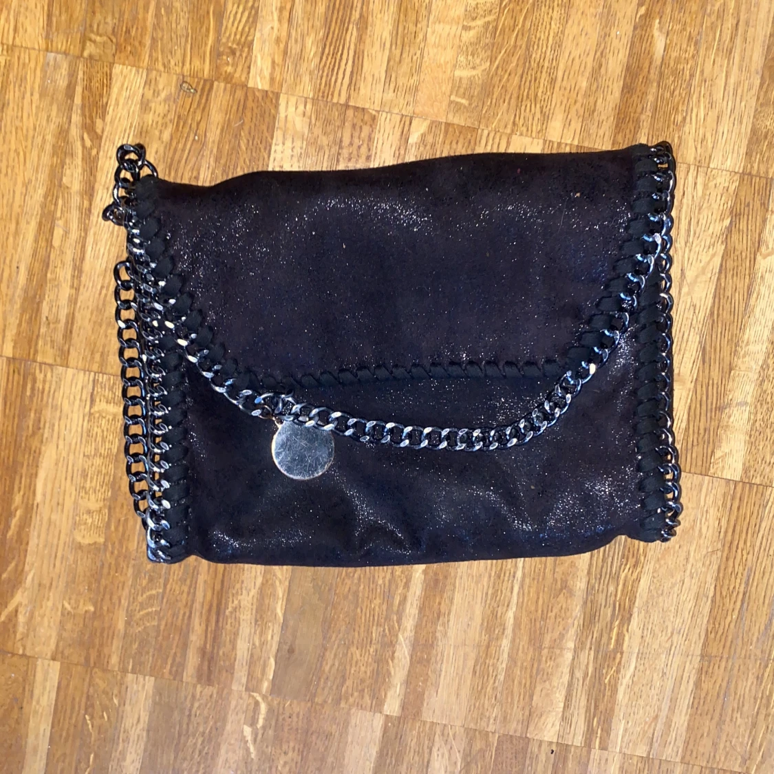 Svart axelväska med kedjedetaljer - 3