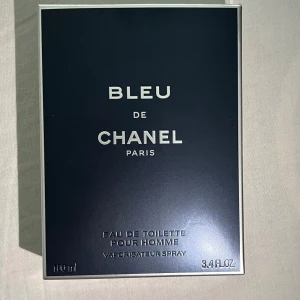 Bleu de Chanel Eau de Toilette 100ml - 🎁 Fick som present men säljer pga behov av pengar. 🧴 Bleu de Chanel Pour Homme Eau de Toilette 📦 Originalförpackning medföljer. 💯 Äkta vara lyxig och fräsch herrdoft med träiga och citrusnoter.  📝 Info: – Storlek: 100 ml – Doften: fräsch, maskulin, modern – Säljes mycket billigare än i butik  🚚 Snabb leverans 💬 Fråga gärna om du undrar något! 