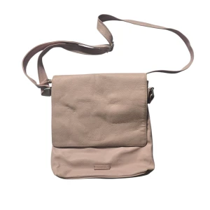 Beige axelväska i skinn från Esprit - Snygg beige axelväska från Esprit i mjukt skinn. Väskan har ett lock med magnetknäppning, justerbar axelrem och en praktisk ytterficka med dragkedja. Perfekt storlek för att få plats med allt du behöver till skolan eller stan.