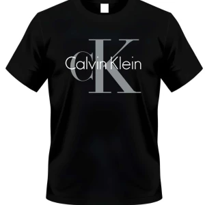 Svart Calvin Klein t-shirt - Svart t-shirt från Calvin Klein med stor CK-logga och text på bröstet. Klassisk rund hals och korta ärmar. Snygg och enkel design som passar till det mesta. Materialet känns mjukt och skönt mot huden.