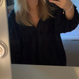 Svart blus med v-ringning - En superfin svart blus i storlek M. Endast använd fåtal gånger vilket gör att den är i mycket bra skick☺️