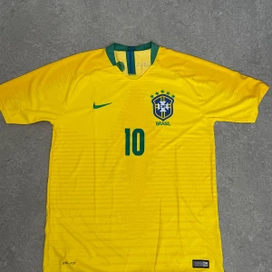 Brasilien neymar 10  - Brasilien landslagströja neymar 10 på ryggen. Helt ny och oanvänd. Storlek: L. Pris: 300:-. Skickas inom 24h