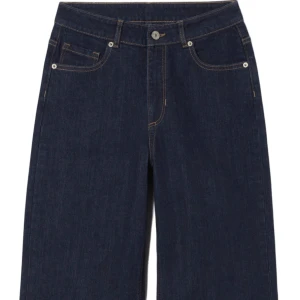 Högmidjade jeans - Mörkblå jeans från Carin Wester i nyskick med hög midja och rak ben. Klassisk modell och riktigt bra kvalité. Pris kan distuteras❣️nypris: 699