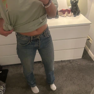 Blå raka jeans från Zara, strl 36 - Säljer ett par klassiska blå jeans från Zara i storlek 36. Jeansen har rak passform, normal midja och är tillverkade i denim med snyggt tvättad look. Perfekta till sneakers eller boots för en chill vardagsstil.