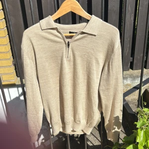 Half zip - Hej jag säljer min half zip ifrån Louis Féraud som är i bra skick men använts ett par gånger.Den är i storlek S och är lite mer avslappnad vid midjan. Den är köpt för 2500 kr men mitt pris är 1099 kr men är såklart öppen för förslag!☺️