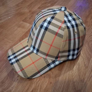 Burberry keps - Säljer den har snygga burberry keps som är helt ny. Jag har aldrig använt den.
