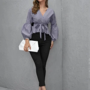 Randig blus - helt ny - Helt ny randig blus från Shein. Saknar etikett. Den är blå-vit.