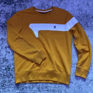 Gul tröja från G-Star Raw - Sparsamt använd gul g-star tröja i strl M. Skön avslappnad passform och väldigt stilren. Hör av er vid funderingar!