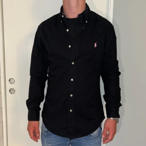 Ralph Lauren skjorta slim fit  - Ralph Lauren skjorta | skick 9/10 | Storlek M | Pris - 499kr | Modellen är ca 178cm lång | Hör av dig vid minsta fråga eller fundering!!