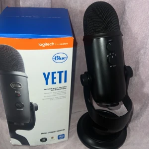 Yeti - Blue Yeti är en premium USB-mikrofon perfekt för gaming, streaming och podcasting. Med flera upptagningsmönster och enkel anslutning är den ett självklart val för dig som vill ta ditt content till nästa nivå. Snygg, robust och redo för kreativa projekt!