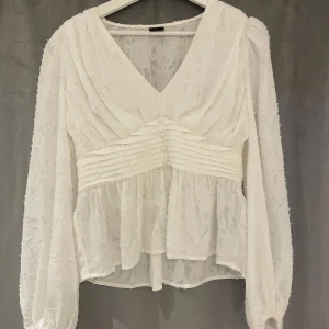 Vit blus  - Vit blus från Gina tricot i storlek 38, endast använd en gång. 