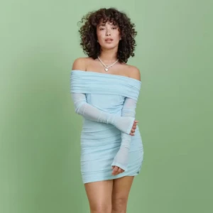 offshoulder klänning - Supersnygg ljusblå offshoulder klänning från Ginatricot. Aldrig använd i storlek M men passar även en storlek S. Kontakta för fler bilder.