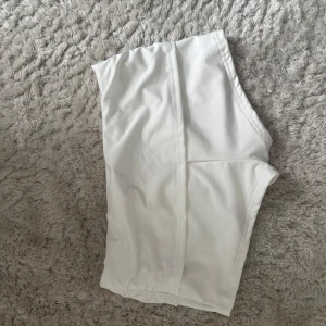 Vita korta shorts  - Vita korta shorts, yoga shorts. Helt oanvända 