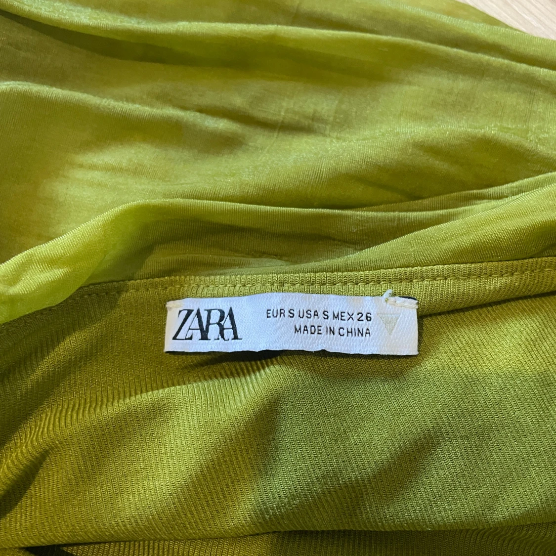 Olivgrön croppad polotopp från Zara - 3