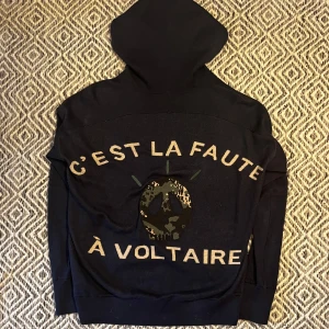 ZADIG&VOLTAIRE ZIP HOODIE - Tjena! Säljer nu denna tvär feta Zadig Tröjan! | Skick 8/10 mycket bra | Nypris runt 5000kr | Mitt pris 1299kr | Kom pm vid frågor eller funderingar! | Postas eller möts upp i Gävle! 