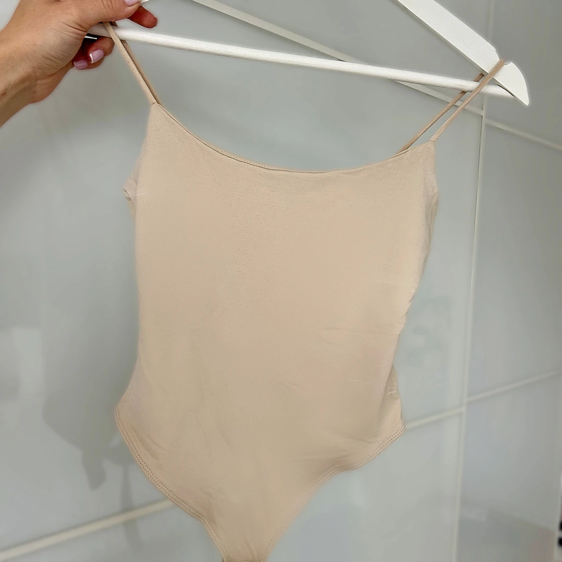 Beige body med smala axelband - 1