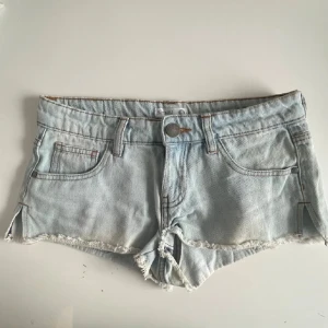 Lågmidjade jeansshorts  - Lågmidjade jeansshorts från Sinsay i storlek XS. Midjemått: 36/37 cm. Köpte på Plick men säljer då dom inte passade mig💕