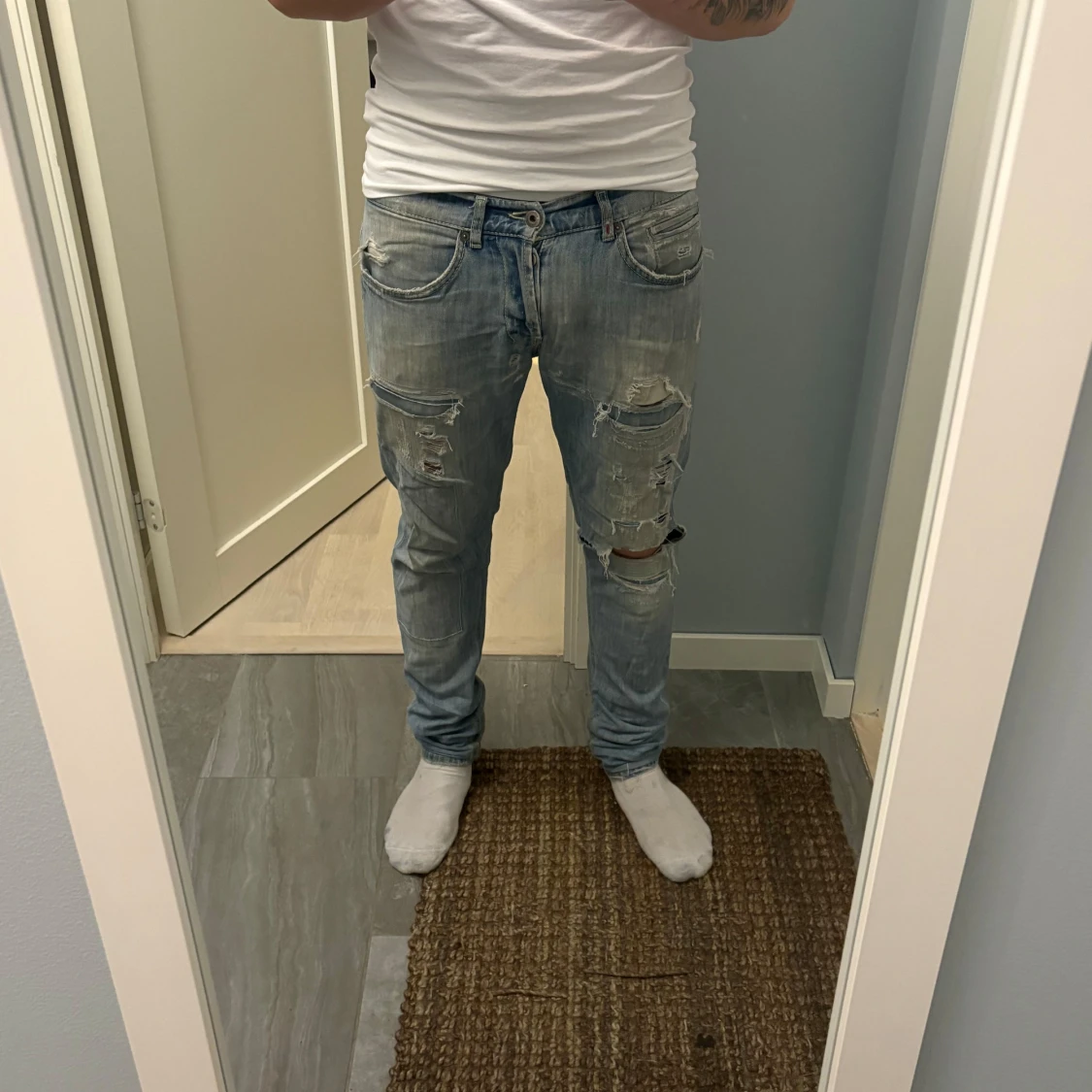 Ljusblå slitna jeans från Dondup