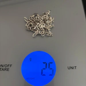 Figarokedjor i äkta silver 925 - Säljer en klassisk figarokedja i äkta 925 sterling silver. Kedjan har platta, blanka länkar och väger totalt 25 gram. Perfekt för dig som gillar stilrena och tidlösa smycken. Låset är ett smidigt karbinlås och kedjan passar både som halsband och armband. Halsbandet är 64 cm långt och armbandet är 22 cm