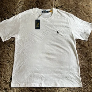 Polo Ralph Lauren T-Shirt Vit - Säljer en helt ny Vit Polo ralph lauren T-shirt perfekt för sommaren, storlek S men kan också funka för M, Hör av dig vid intresse, priset kan diskuteras Mvh ☀️👕