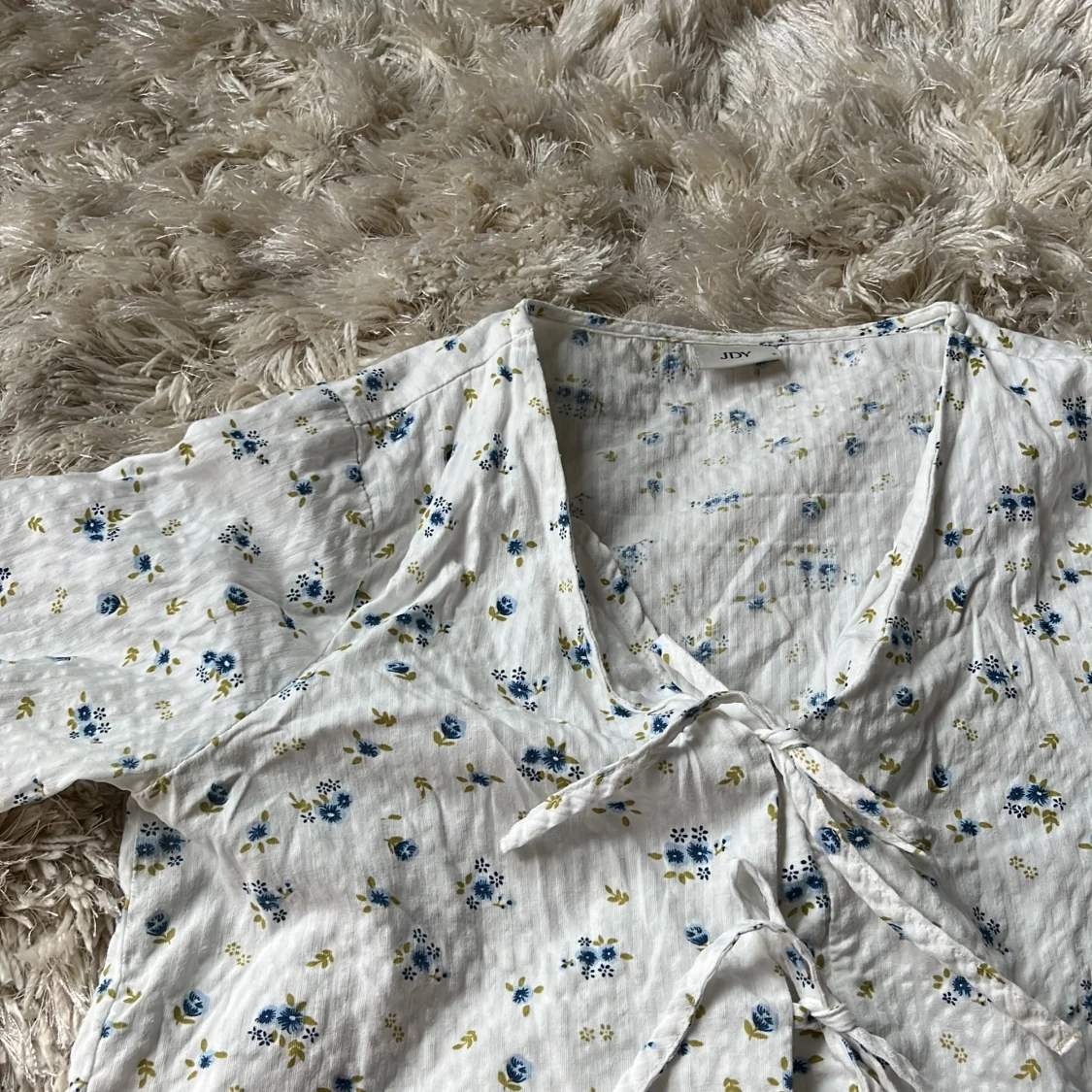 Vit blommig blus från JDY med knyt - 1