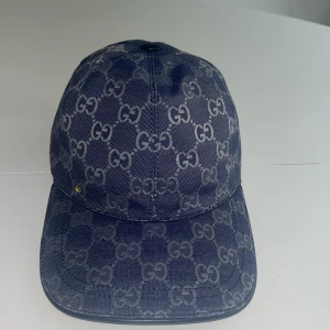 Blå Gucci keps - Säljer min blåa Gucci keps för jag ej använder den. Perfekt för sommaren.