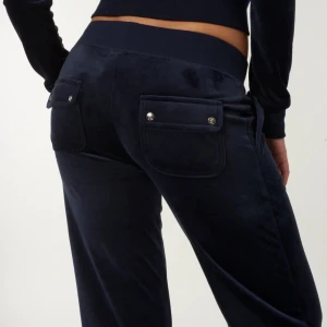 Mörkblå Juicy Couture byxor  - Mörkblå mjukisbyxor från Juicy Couture i storlek xs, bara använd några gånger❤️Säljer eftersom att dom är för små för mig🫠