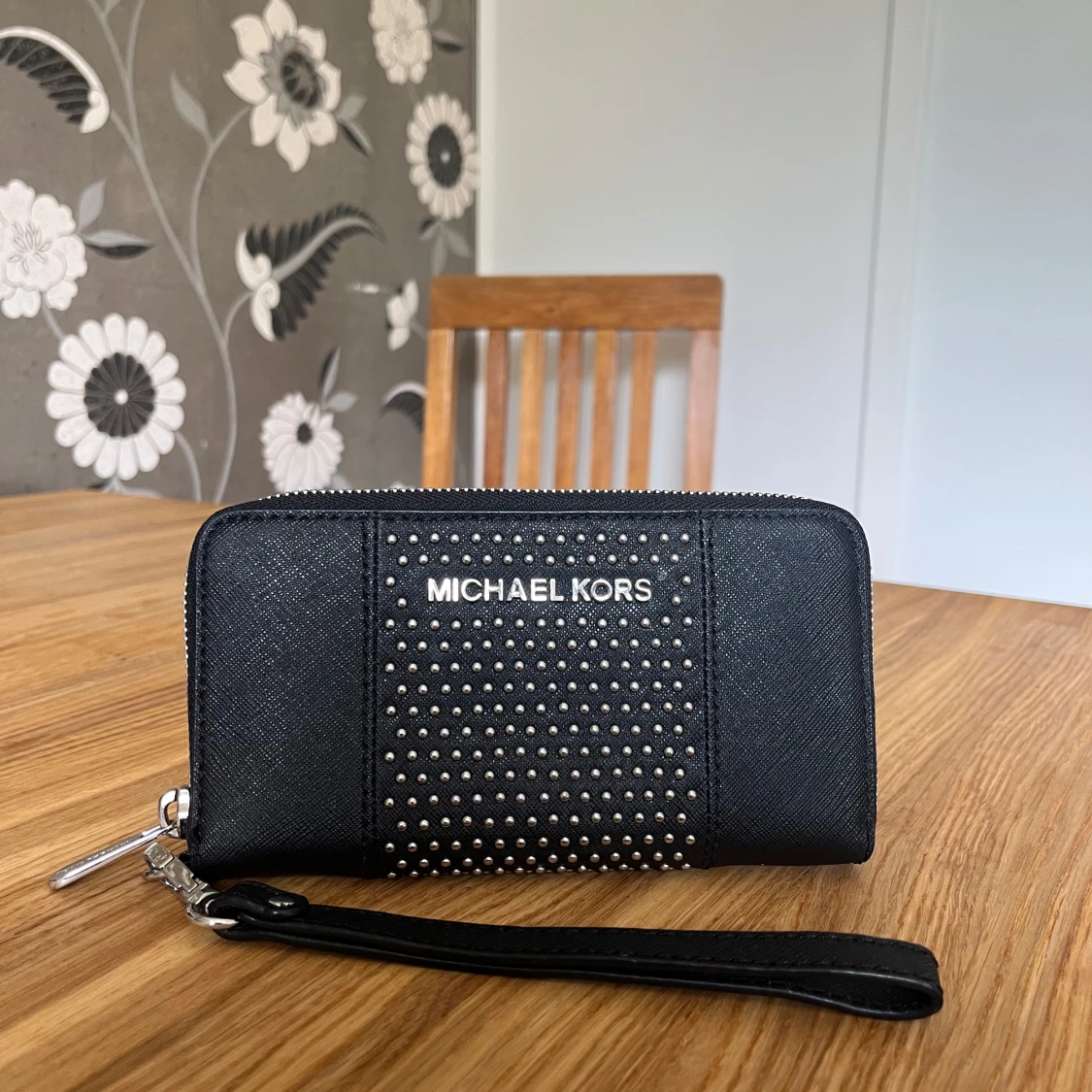 Svart plånbok Michael Kors med nitar