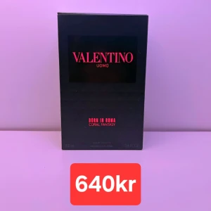Valentino born in roma coral fantasy 100ml - Valentino Born in Roma Coral Fantasy - Eau de Parfum 100ml Ny, endast testad en gång Upptäck den exklusiva och livfulla doften av Valentino Born in Roma Coral Fantasy, en parfym som förkroppsligar modern elegans och spontanitet. Med en upplyftande blandning av fruktiga och blommiga noter bjuder denna doft på en fantastisk och oförglömlig upplevelse. Den öppnar med en fräsch explosion av saftig citrus och blommiga accenter, vilket ger en energisk och ungdomlig känsla.
