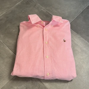 Ralph Lauren skjorta GE PRISFÖRSLAG  - Skick: 9/10 | Storlek: 14 | Motsvarar XS | Passar perfekt för dig som är 160-165 | Nypris: 1600 | Mitt pris: Ge prisförslag | Hör av er vid frågor. 