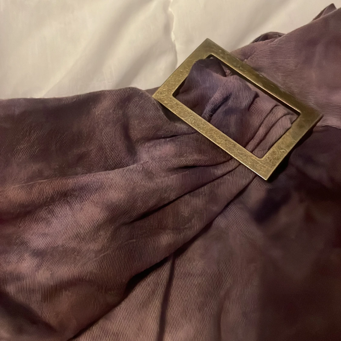 Mörk lila oneshoulder topp med spänne - 1