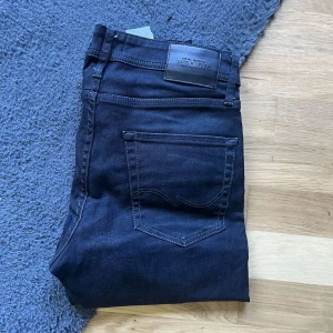 Jack & Jones jeans  - Säljer ett par slim fit jeans från Jack & Jones, modell Tim. Jeansen har klassisk femficksdesign, raka ben och snygg mörk tvätt. Tillverkade i stretchig bomullsblandning för skön passform. Perfekta till sneakers eller boots. Längd 105cm Jag skickar ej bild när jag bär plaggen och jag vet ej vilken längd och vikt de passar då jag inte prövar kläderna jag säljer 😃
