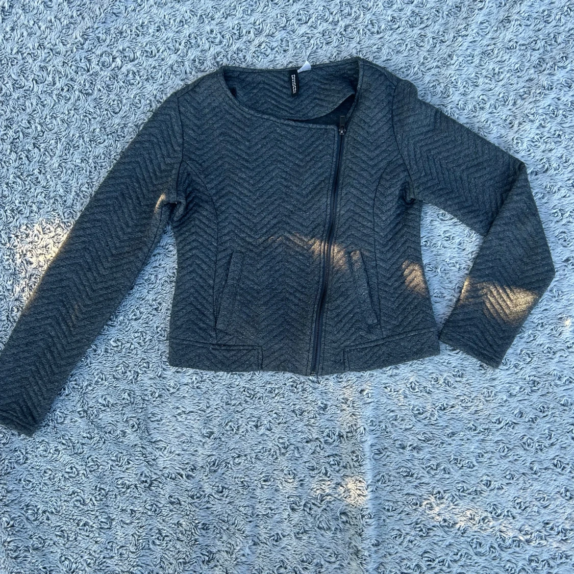 Grå quiltad jacka från Divided