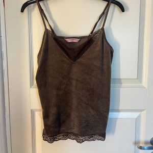 Brunt sammetslinne med spets Hunkemöller - Säljer ett mjukt sammetslinne från Hunkemöller i storlek M, som inte säljs längre, använd ett fåtal gånger