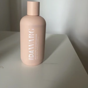 Ida Warg Moisture Conditioner 250ml - Ida Warg Moisture Conditioner är ett veganskt balsam med kokosolja som ger fukt till grovt, torrt och glanslöst hår. Doftar sött av fudge, kola och vanilj. Fri från parabener och sulfater. Kommer i en stilren beige plastflaska på 250 ml. Helt oanvänd, skriv för fler bilder💞