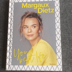 Your best life - En peppande och ärlig bok där Margaux Dietz delar med sig av sina nio livsnycklar för att inspirera dig att leva ditt bästa liv. Perfekt för unga vuxna som vill ha motivation och nya perspektiv på vardagen och livets utmaningar. Kan mötas upp i Trollhättan eller Alingsås. Kan skickas men då tillkommer en fraktkostnad.