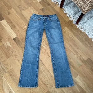 Blåa jeans - Supersnygga lågmidjade bootcut jeans i färgen blå. vintage och går inte att få tag på längre! Storlek 7, midja: 36 cm, innerben: 80 cm, midjehöjd: 20 cm