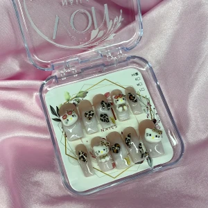 Leoboo (XS);Medium Square - Gelé press on-naglar i nude med 3D Hello Kitty-detaljer och leopardmönstrade hjärtan. Långa, fyrkantiga tippar med glansig finish. Perfekt för dig som vill ha unika och söta naglar med extra attityd. Kommer i storlek XS: 14 mm, 11 mm, 11,5 mm, 10 mm, 8 mm  