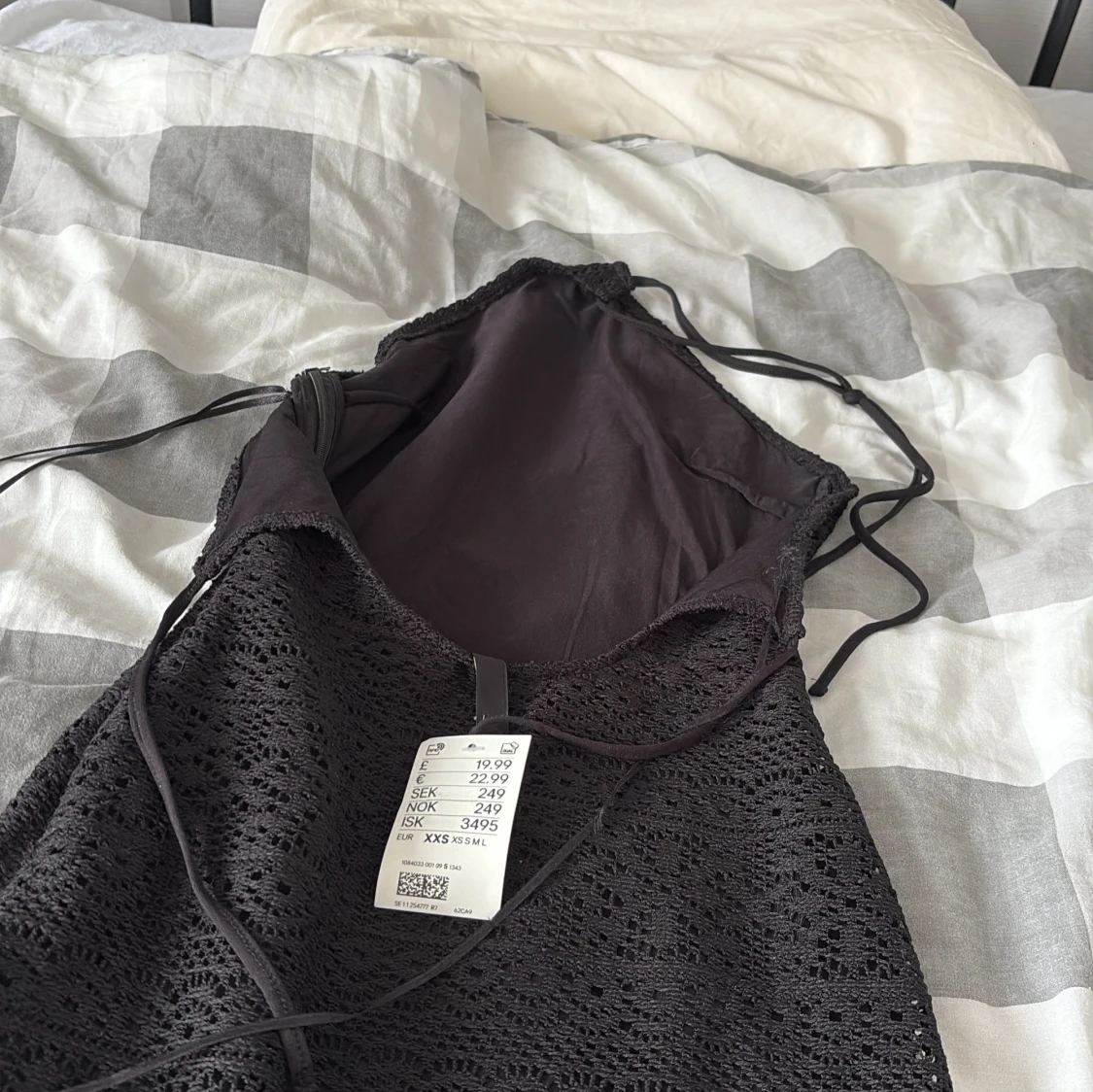 Svart spetsklänning med halterneck - 4